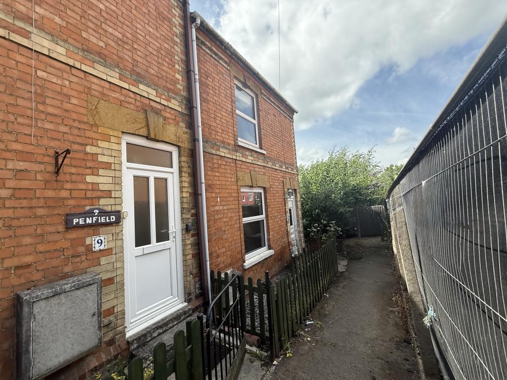 Lot: 154 - END-TERRACE PROPERTY FOR UPDATING - General view of front of property